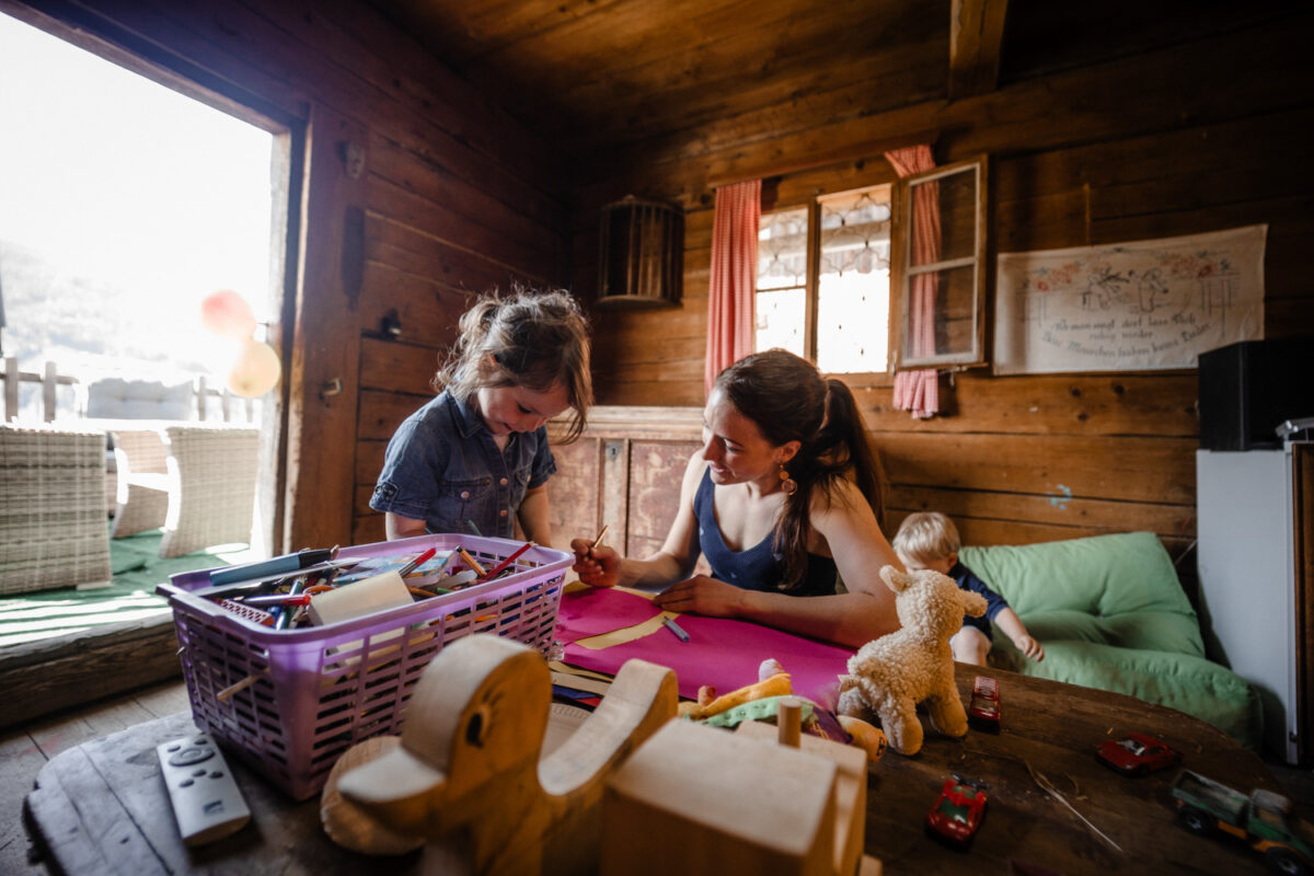 Kinder spielen in der Bauernhof-Spielstube
