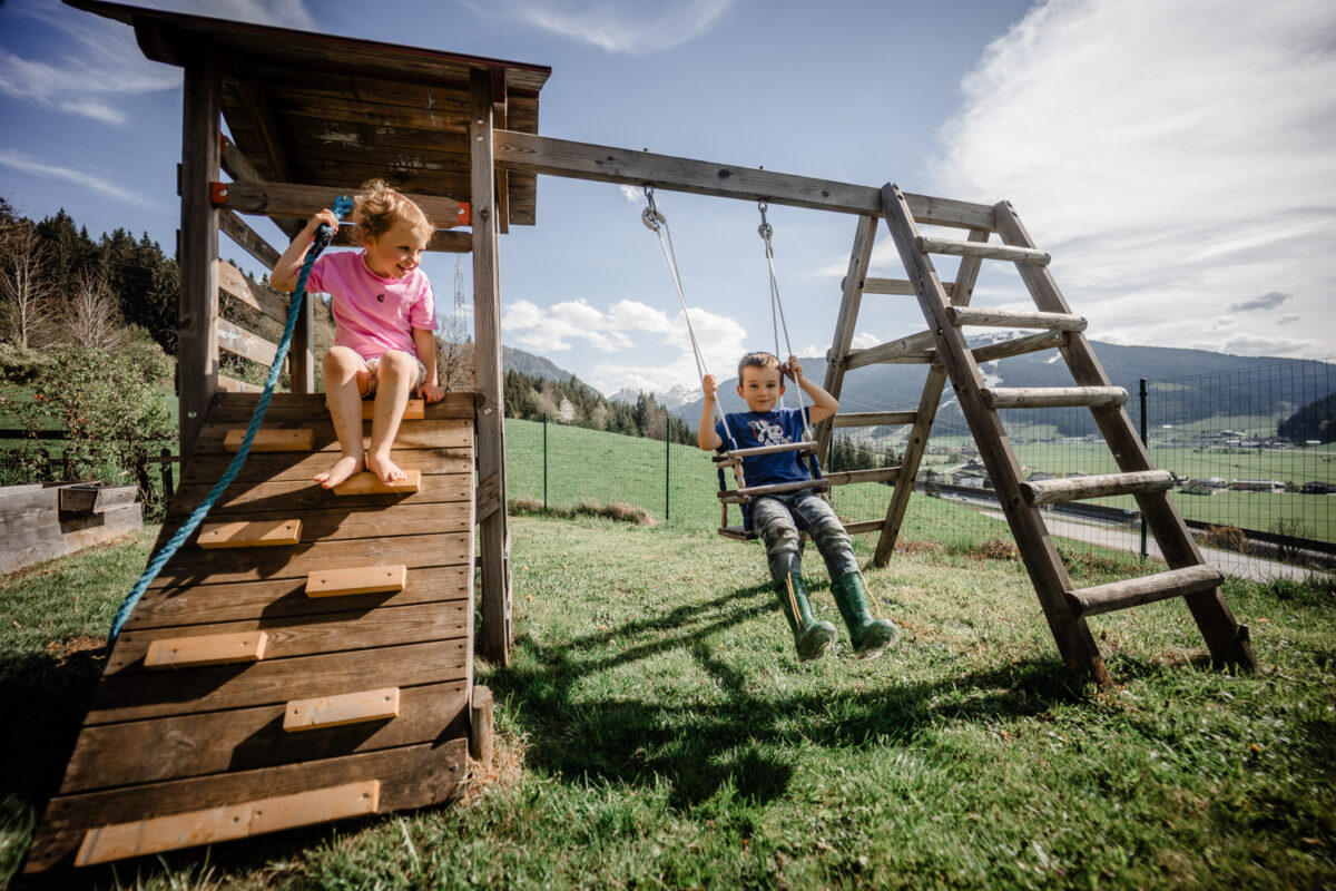 Kinder spielen auf dem Klettergerüst