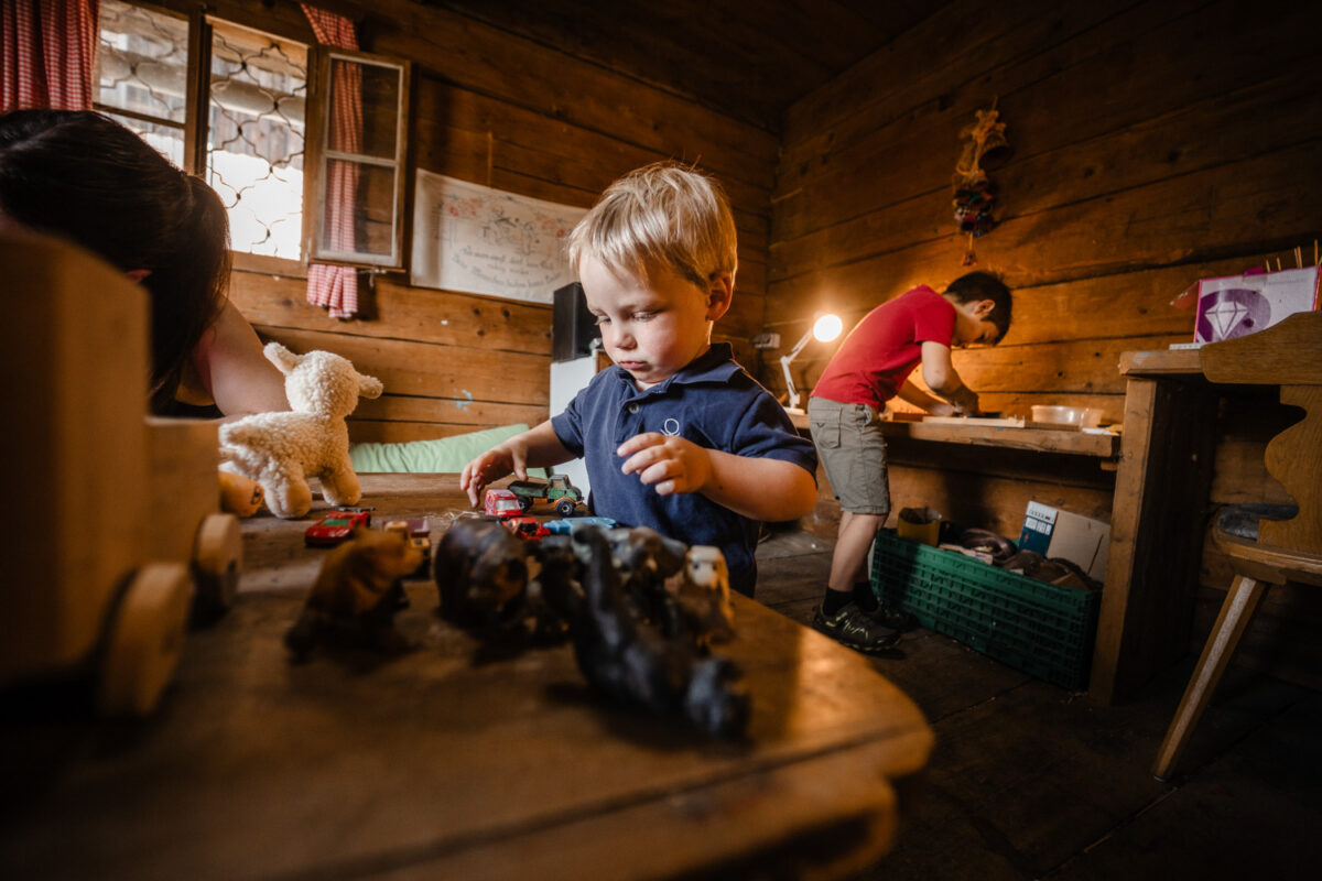 Kind spielt mit Traktoren in der gemütlichen Spielecke
