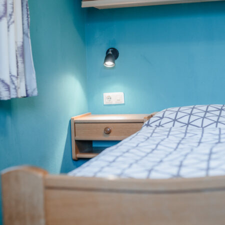 Helles Schlafzimmer mit Doppelbett und Schreibtisch