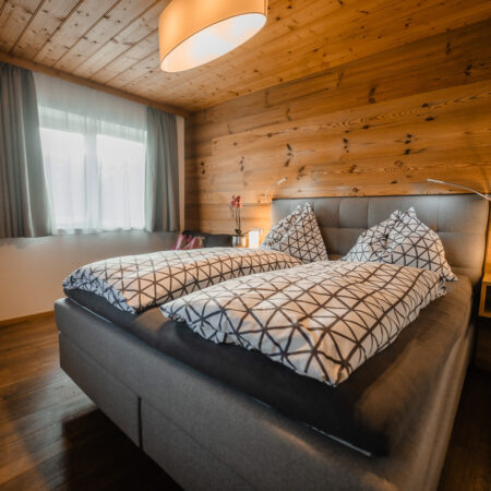 Modernes Doppelbett in einem Schlafzimmer aus Holz