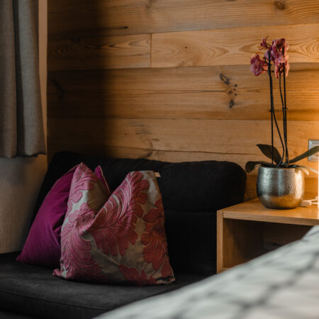 Detail mit Blumen und Kissen im Schlafzimmer