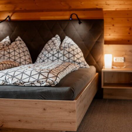 Doppelbett und Schlafsofa in einer Ferienwohnung