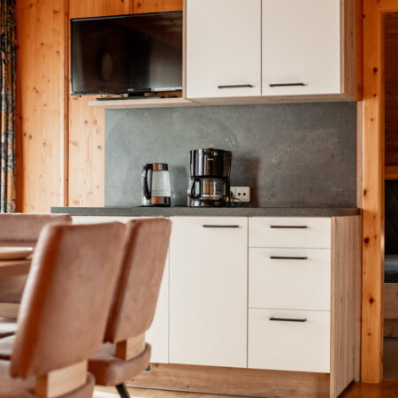 Kaffee-Ecke und Küchenzeile der Ferienwohnung