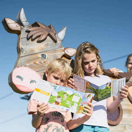 Kinder spielen auf einer großen Röhrenrutsche