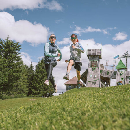 Kinder verfolgen einen traditionellen Festumzug