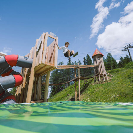 Familie spielt mit Wasserball im Außenpool