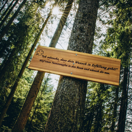 Holzschild mit Spruch am Weg der guten Wünsche