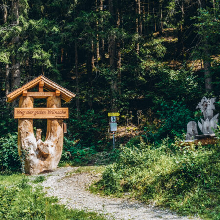 Startpunkt des Wegs der guten Wünsche im Wald
